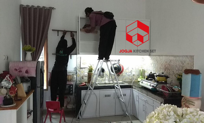 Proses pasang kitchen set di Jogja, sumber jogjakitchenset.com