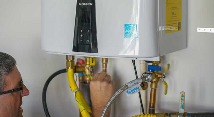Proses pasang water heater, sumber: qhomemart.com