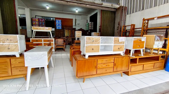Produk-produk mebel Kotagede. Sumber: google. maps
