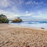 Menikmati pantai sepi di Gunung Kidul, Sumber: travel.kompas.com