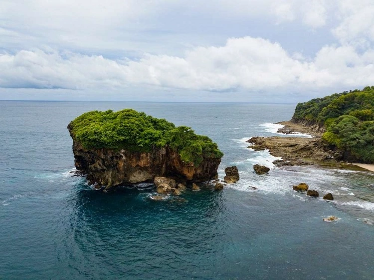 Pantai Jungwok, Sumber: atourin.com