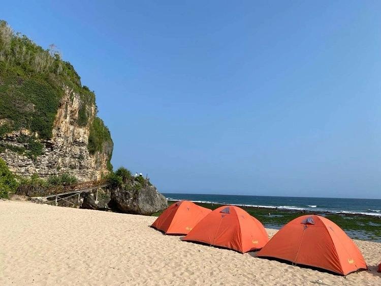Pantai Ngrumput, Sumber: rri.co.id