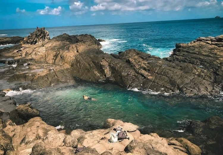 Pantai Wediombo, Sumber: jawaratourjogja.com