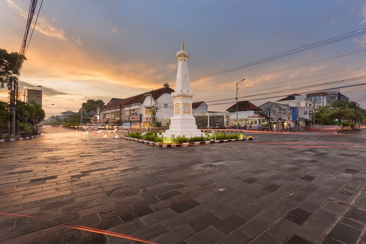 Terdapat beberapa wisata yang ada di Sumbu Kosmologis, Sumber: atourin.com