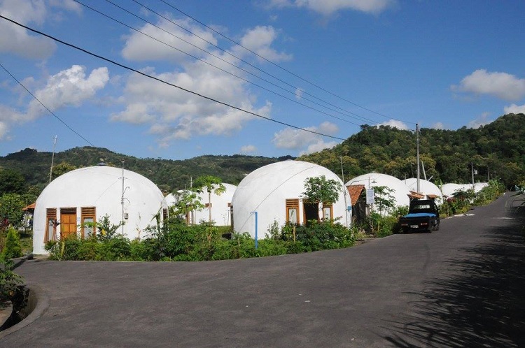 Rumah dome yang didirikan pasca gempa Jogja, Sumber: pakansi.com