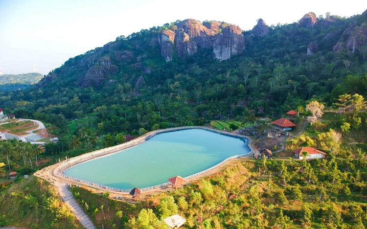 Embung ini memiliki daya tarik yang mempesona, Sumber: travelspromo.com