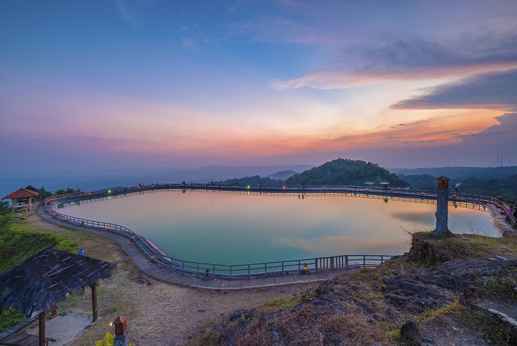 Pesona embung saat sunset, Sumber: travel.kompas.id
