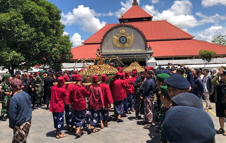Upacara yang menandai dimulainya Grebeg Syawal, Sumber: kompas.com