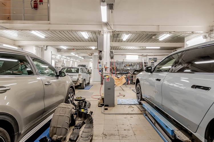 Potret bengkel mobil profesional, Sumber: pexels.com